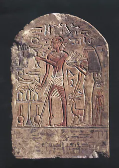 Photo d’une stèle représentant une victime de la polio, Égypte, XVIIIᵉ Dynastie (1403–1365 AEC)