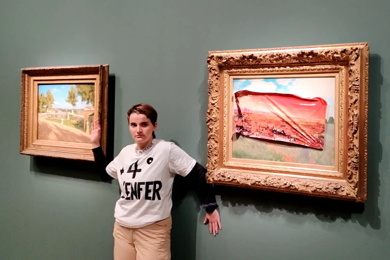 Militant écologiste ayant couvert le tableau les coquelicots de Claude Monet d'un sticker évoquant l'enfer d'un monde à+4C. Le tableau est protégé par une vitre.