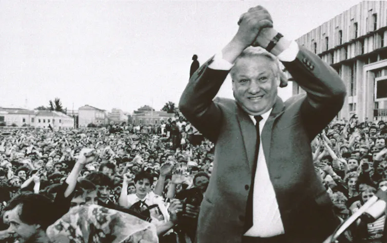 Boris Yeltsin aperta as mãos em meio a 12.000 apoiadores animados
