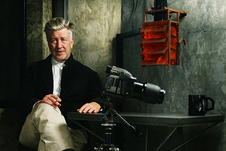 Photo du documentaire « David Lynch: The Art Life » : David Lynch assis à côté d'un appareil photo