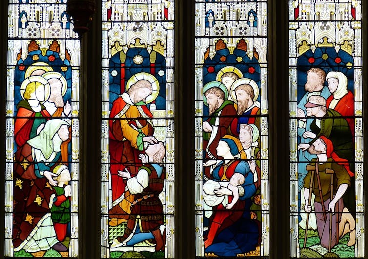 Vidriera en la que se representa a Jesús sanando a un enfermo en la Iglesia evangélica en Giessen, Alemania.
