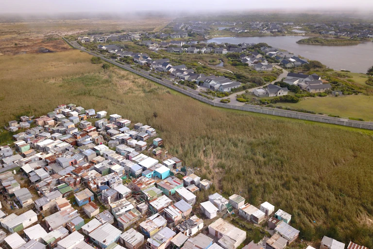 Un township et un quartier favorisé séparés par un mur