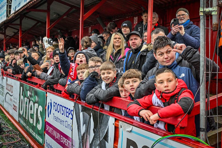 Jovens torcedores de Tamworth no estádio do clube, The Lamb.