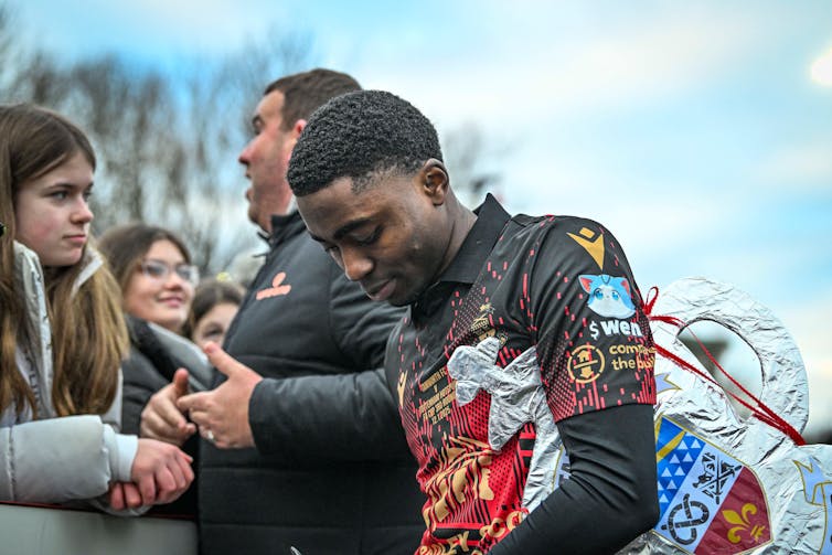 Beck-Ray Enoru do Tamworth FC dá autógrafos