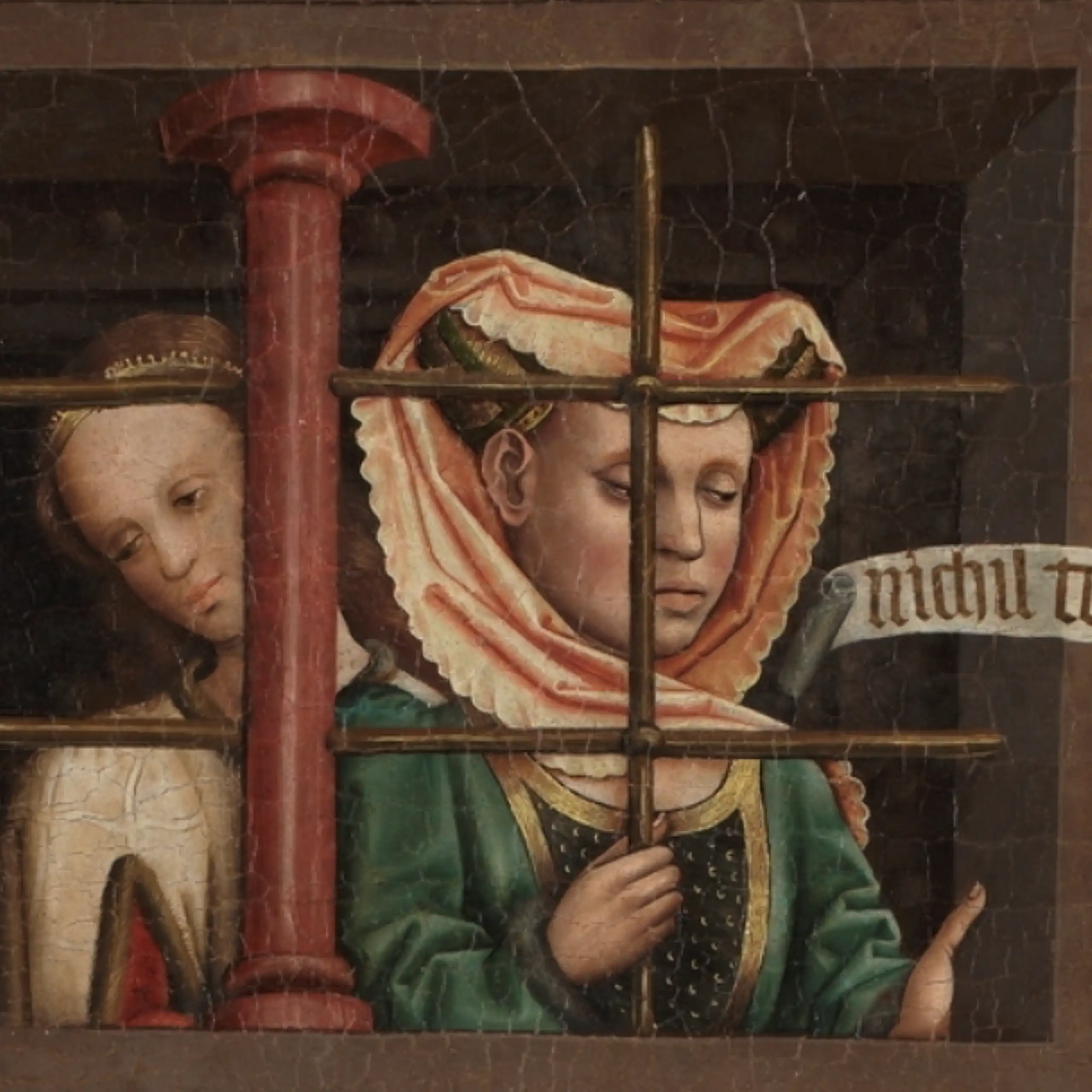 Una mujer observa detrás de una ventana enrejada.