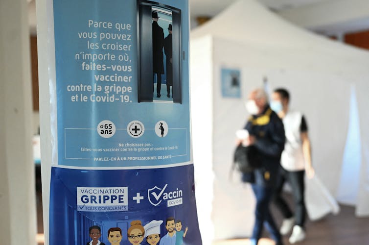 Une personne sort après avoir reçu une dose de vaccin contre la grippe dans un centre de vaccination contre la grippe