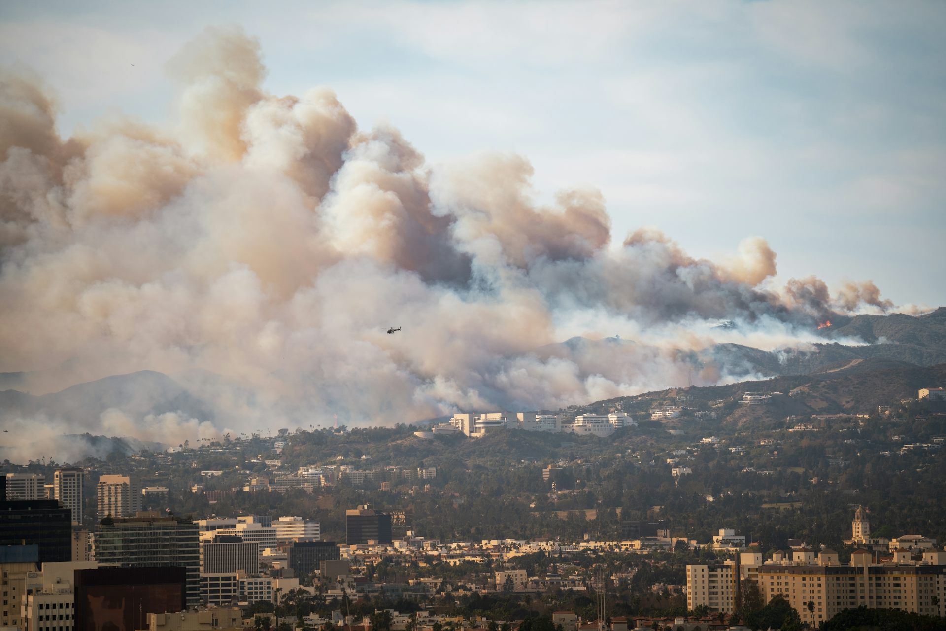 Fumées d’un feu de forêt sur des collines