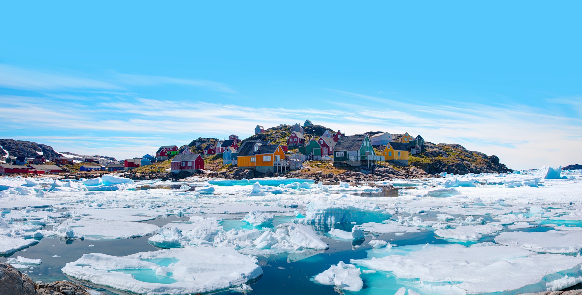 Vue panoramique du village coloré de Kulusuk dans l'est du Groenland