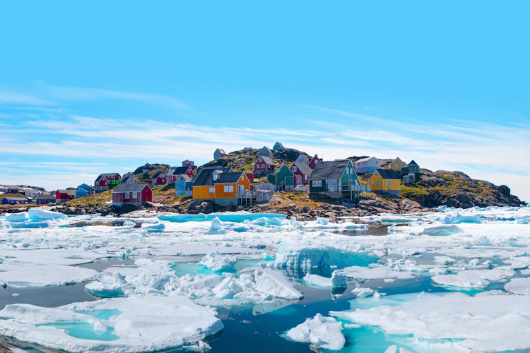 Vue panoramique du village coloré de Kulusuk dans l'est du Groenland