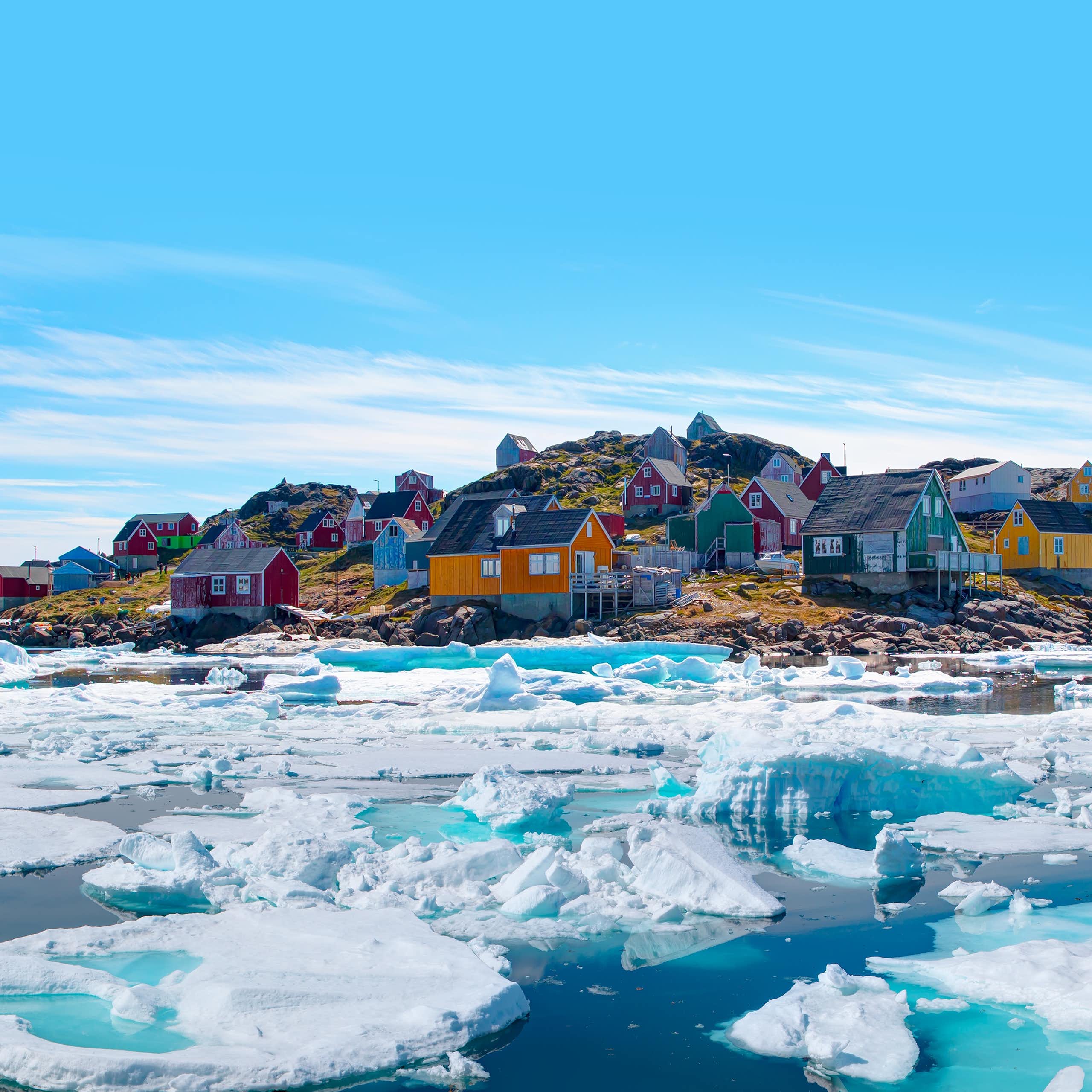 Vue panoramique du village coloré de Kulusuk dans l'est du Groenland