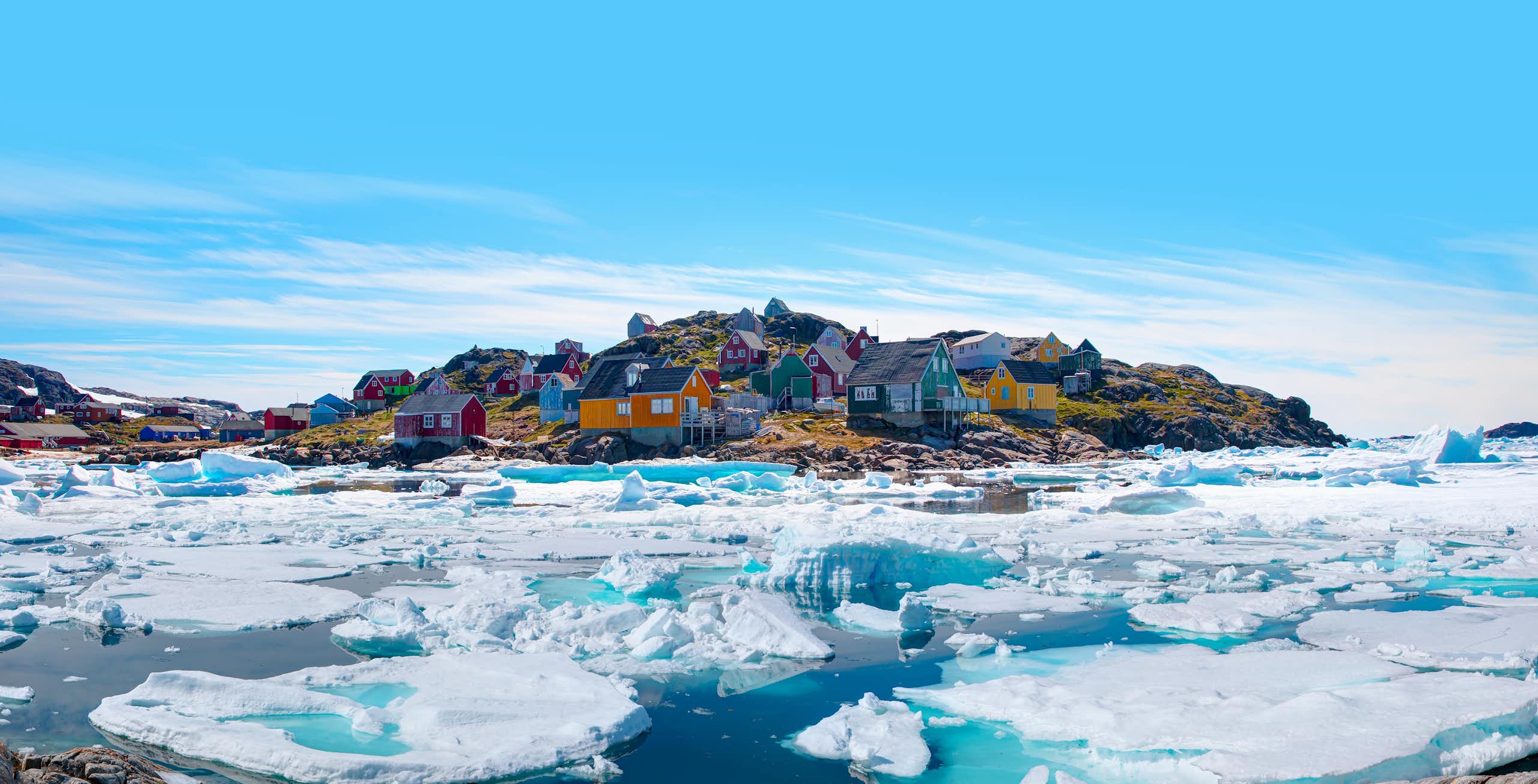 Vue panoramique du village coloré de Kulusuk dans l'est du Groenland