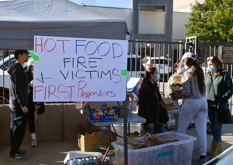Sign saying 'hot food for fire victims and first responders'.