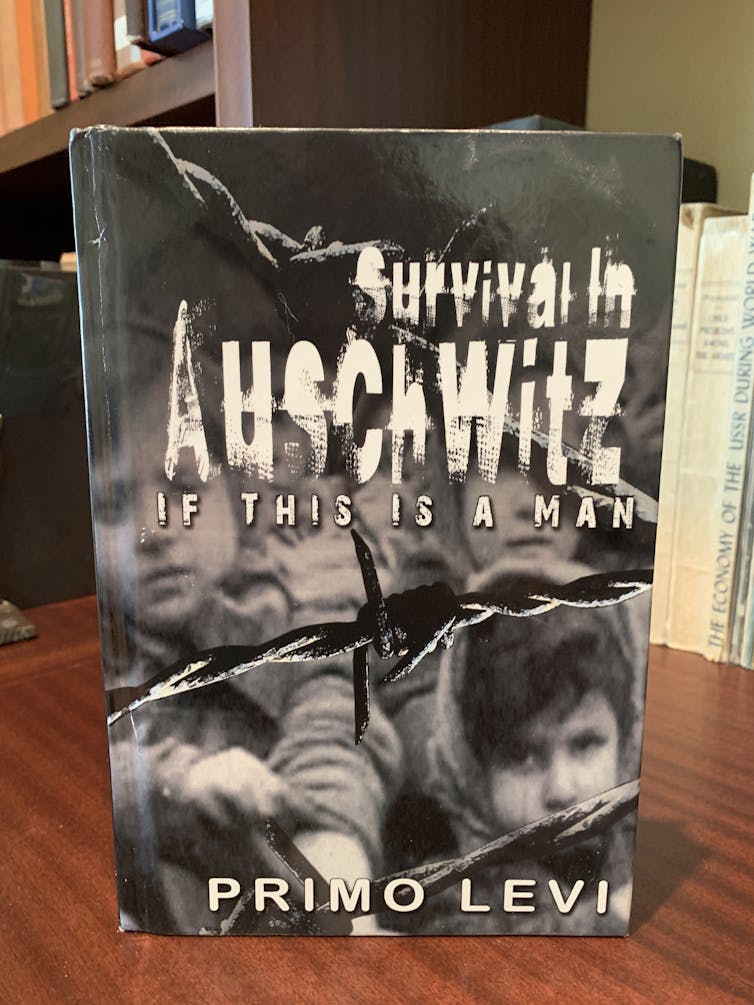 Une couverture de livre avec une photo en noir et blanc montrant des enfants