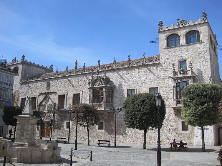 Mendo de Mendoza and Figueroa, a lady who took the products 4 Casa del Cordon, Burgos.