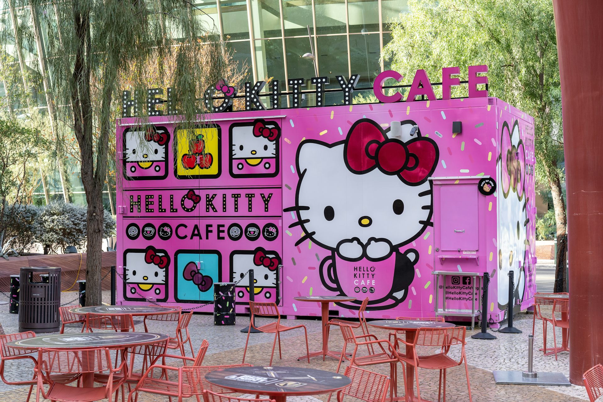 Café Hello Kitty dans un parc