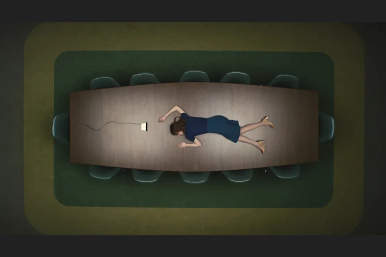 Le personnage de Helly R allongé inconscient sur une table, au début de la saison 1 de la série Severance.