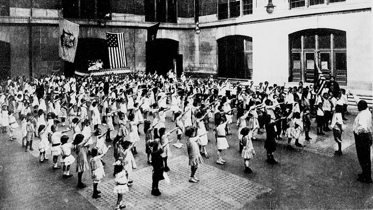 Escolares haciendo el saludo Bellamy en Estados Unidos, 1915.