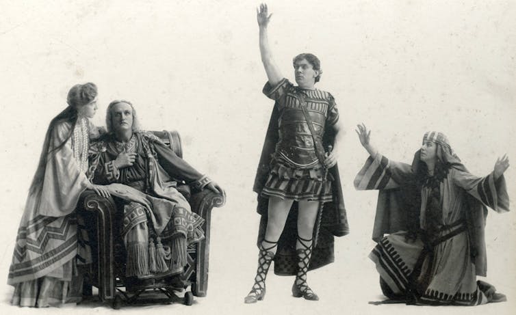 Cuatro actores en una representación de _Ben-Hur_ en 1903 en la que un personaje saluda con el brazo en alto.