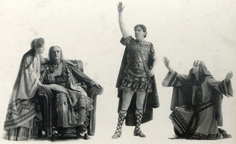 Cuatro actores en una representación de _Ben-Hur_ en 1903 en la que un personaje saluda con el brazo en alto.