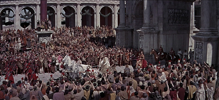 Escena de _Cleopatra_, de 1963, en la que los ciudadanos romanos reciben con la mano en alto a los altos mandos.