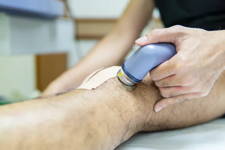 Une personne présentant une blessure au genou traitée par ultrasons