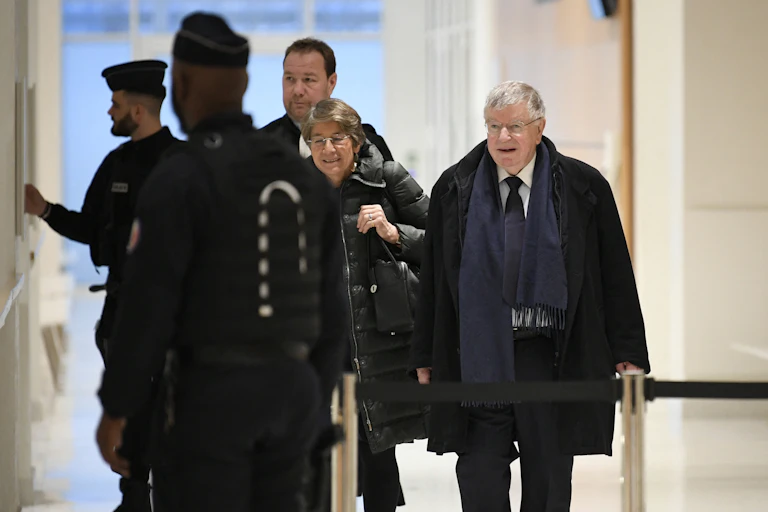 trois policiers à gauche et Didier Lombard à droite en costume