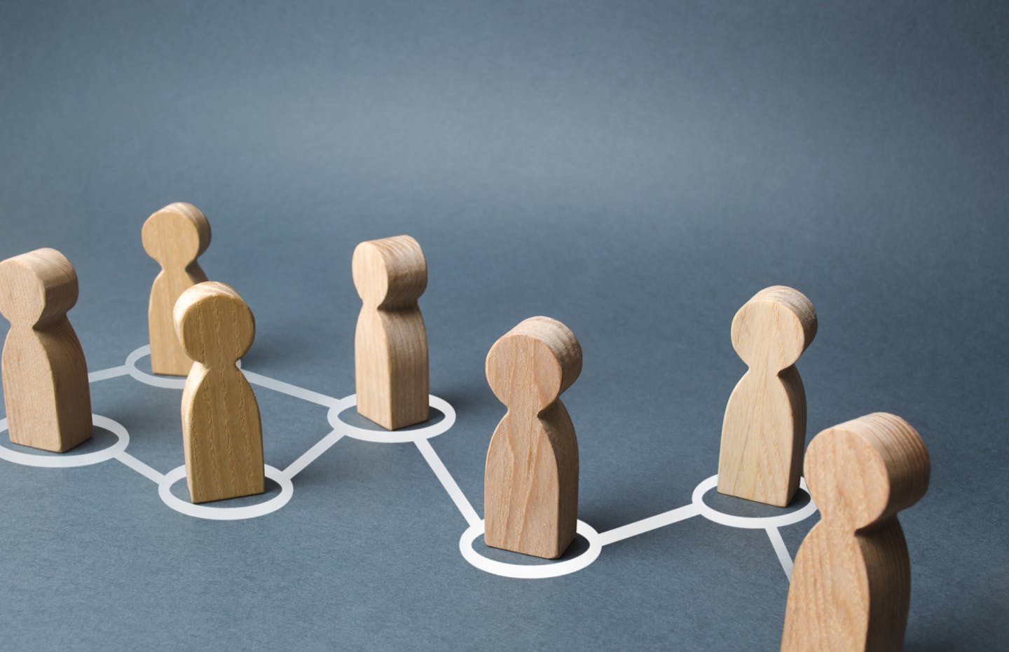 Chain of figurines connected by white lines.