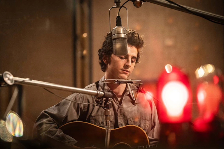 Timothée Chalamet incarnant Bob Dylan dans « Un parfait inconnu »