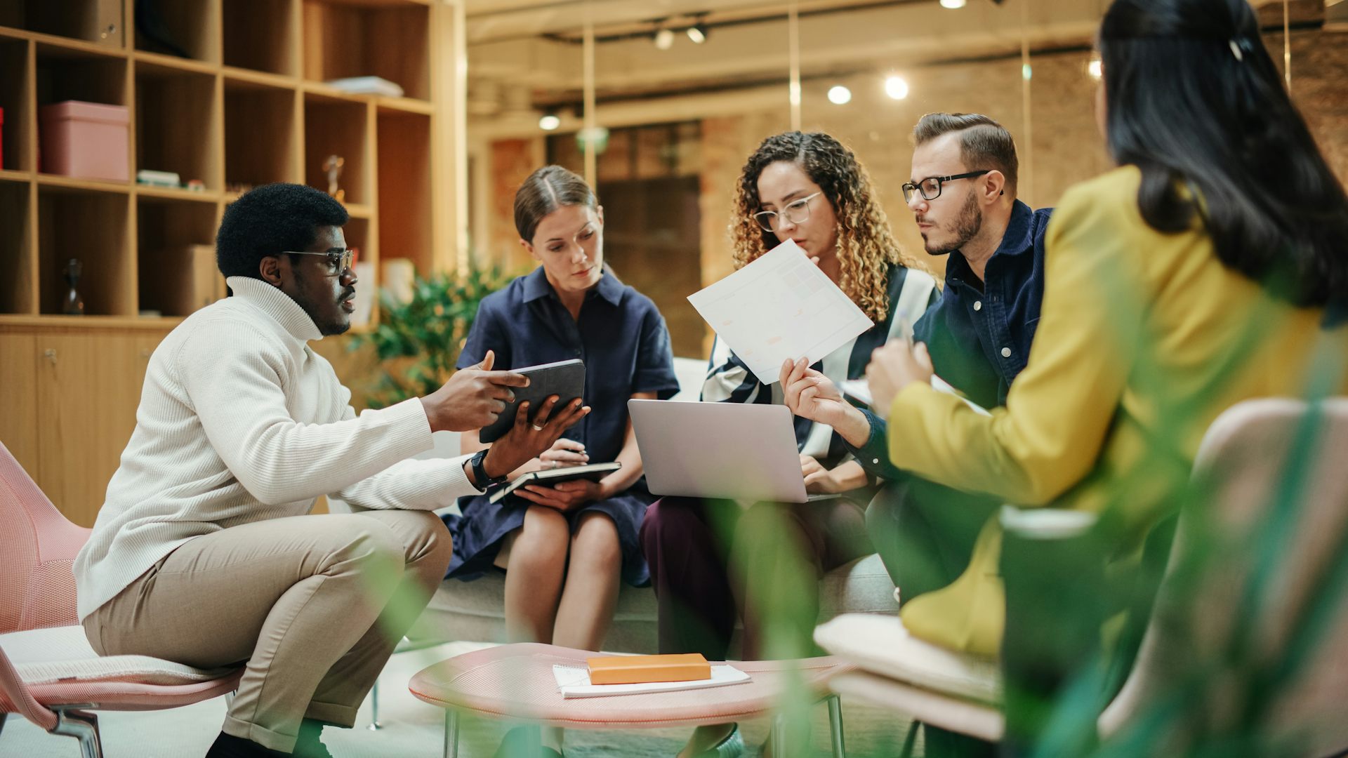 De jeunes adultes discutent