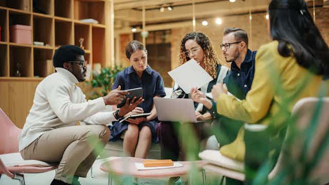 De jeunes adultes discutent