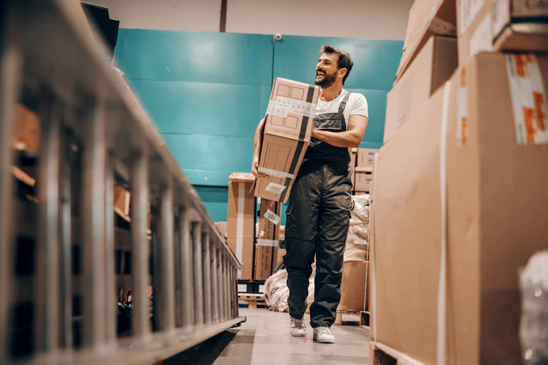 Un ouvrier portant des cartons