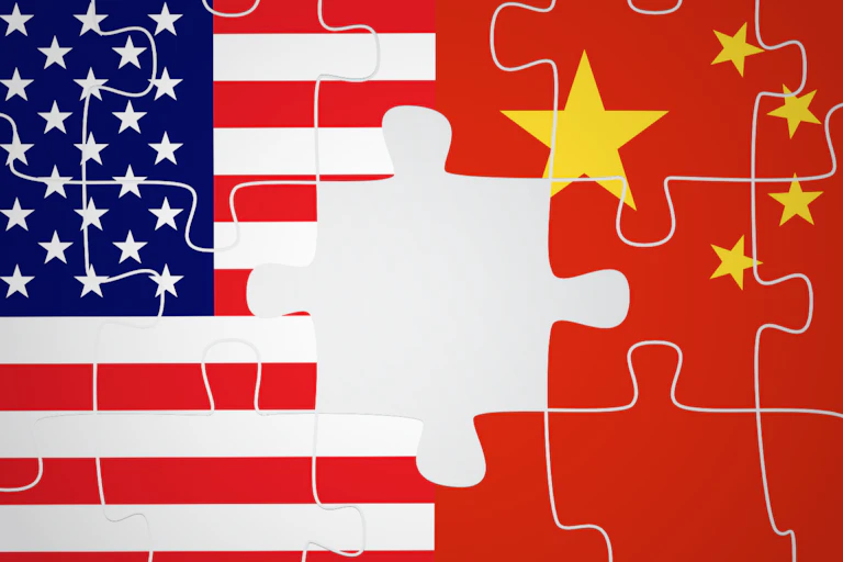 Un puzzle avec les drapeaux chinois et étatsunien.