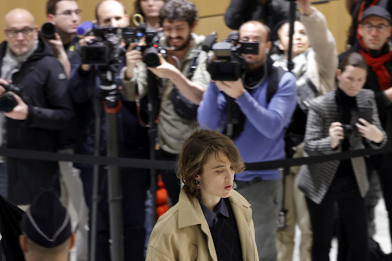 Adele Haenel filmée par de nombreux journalistes au tribunal de Paris le 9 décembre 2024, lors du procès de Christophe Ruggia,