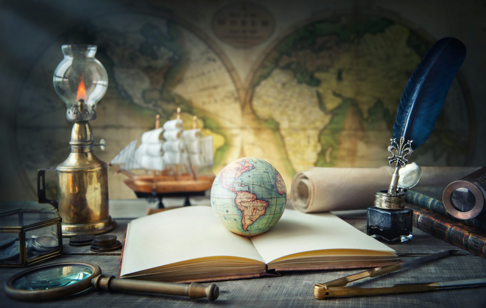Globe, télescope, livre, atlas.
