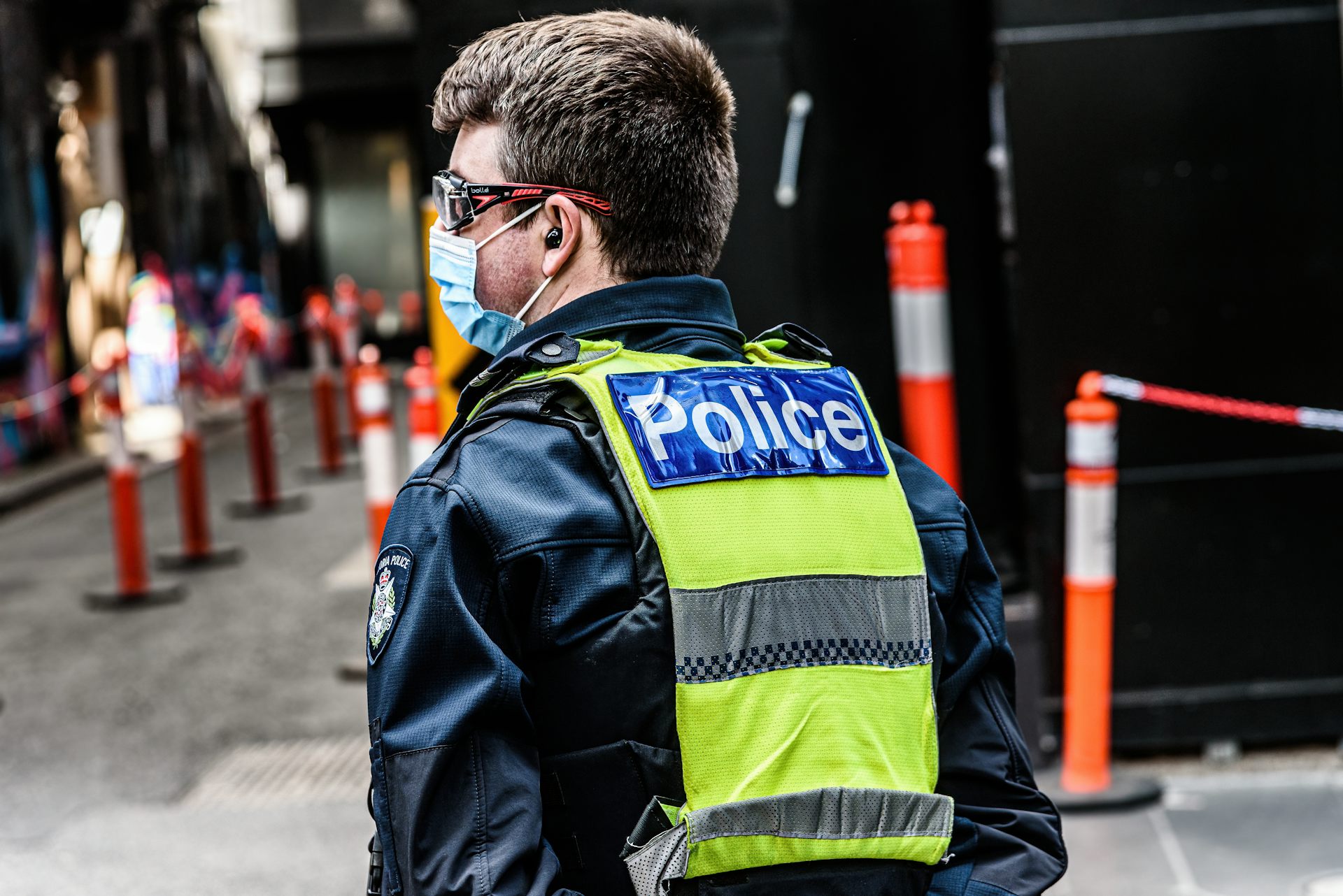 A police officer wearing a face mask.