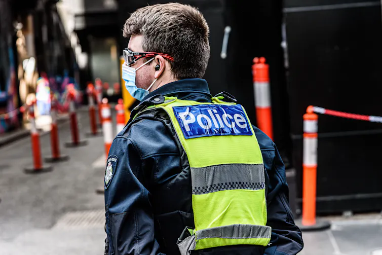 A police officer wearing a face mask.