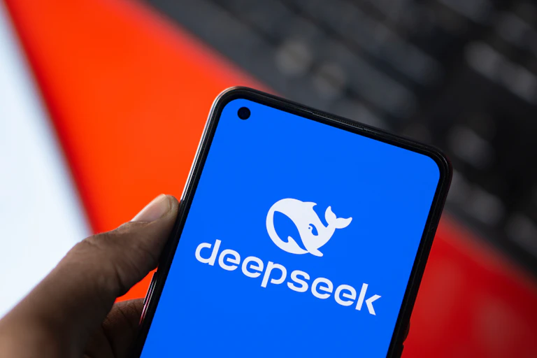 Uma tela azul do aplicativo mostra um logotipo de baleia branca com as palavras deepseek abaixo.