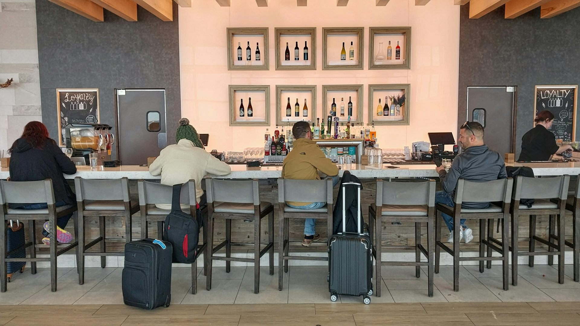 Passageiros sentados em um bar do aeroporto de Nova Orleans