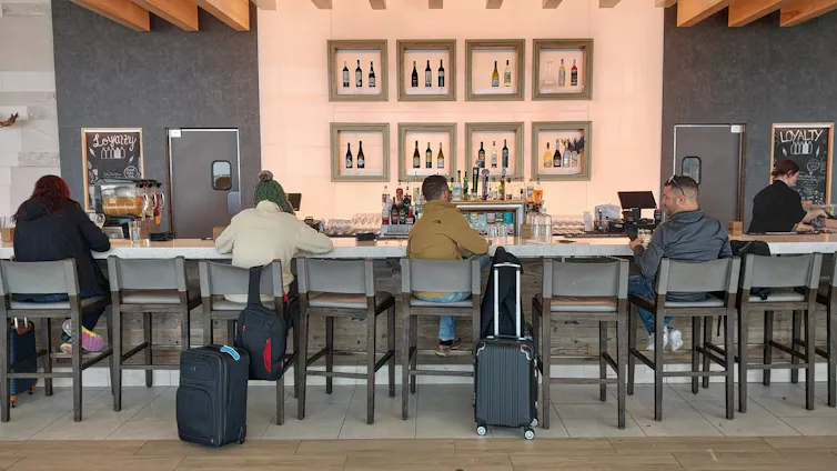 Pasajeros sentados en un bar del aeropuerto de Nueva Orleans