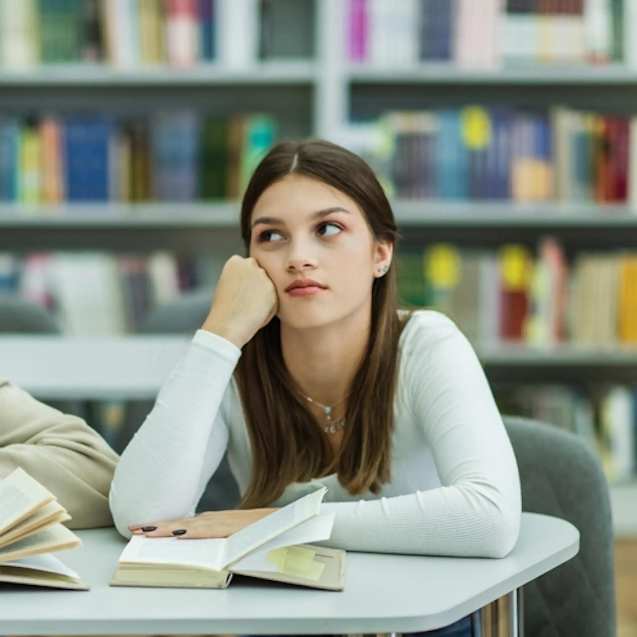 Dans une bibliothèque, des adolescents s'ennuient