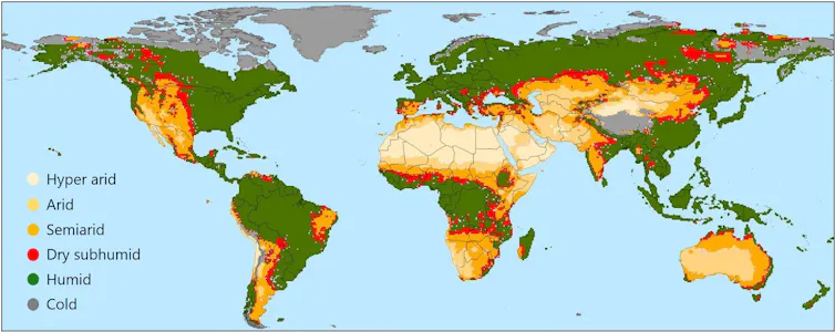 Une carte montre de vastes zones sèches dans l’ouest des États-Unis, en Afrique, en Australie, en Asie et dans certaines parties de l’Amérique du Sud