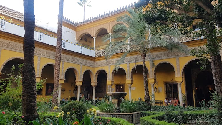 Patio del Palacio de Dueñas, Sevilla.