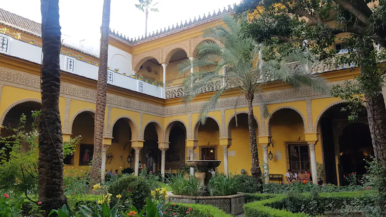 Patio del Palacio de Dueñas, Sevilla.