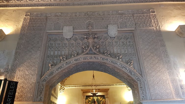 Acceso a la capilla del Palacio de Dueñas, Sevilla.