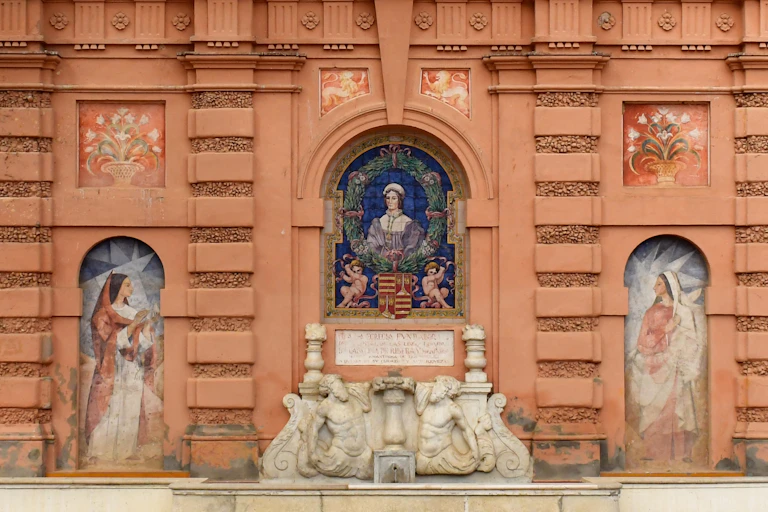 Fuente adosada al muro de cerramiento de los jardines del Alcázar de Sevilla (España), dedicada a Catalina de Ribera y diseñada por Juan Talavera y Heredia.