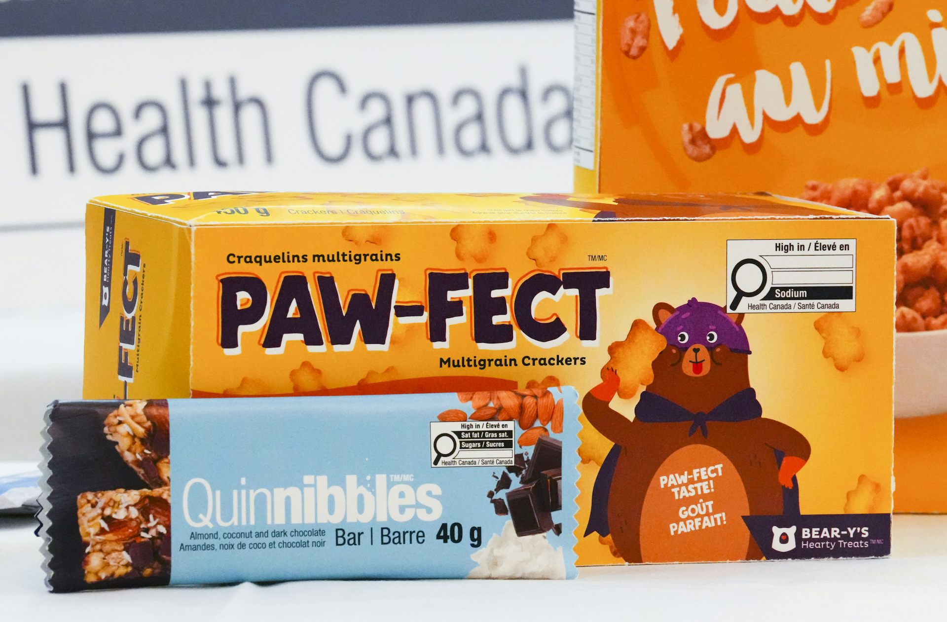 Burlarse de los paquetes de alimentos con un logotipo rectangular en blanco y negro que aparece y nota altos niveles de azúcar, sodio y / o grasas saturadas