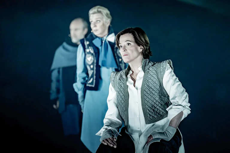 Sigourney Weaver on stage in a Shakespearean outfit.