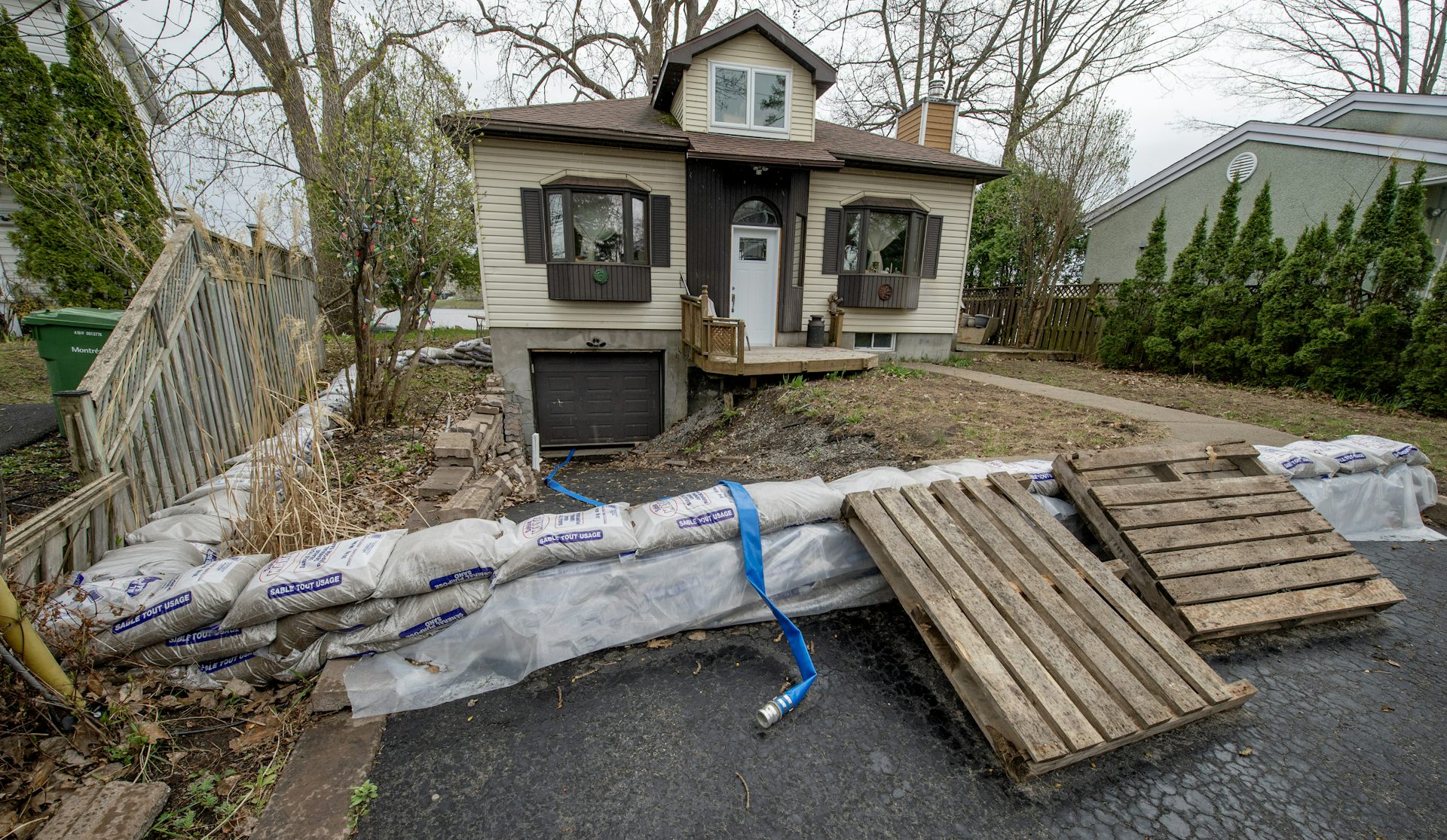 Une maison entourée de sac de sable