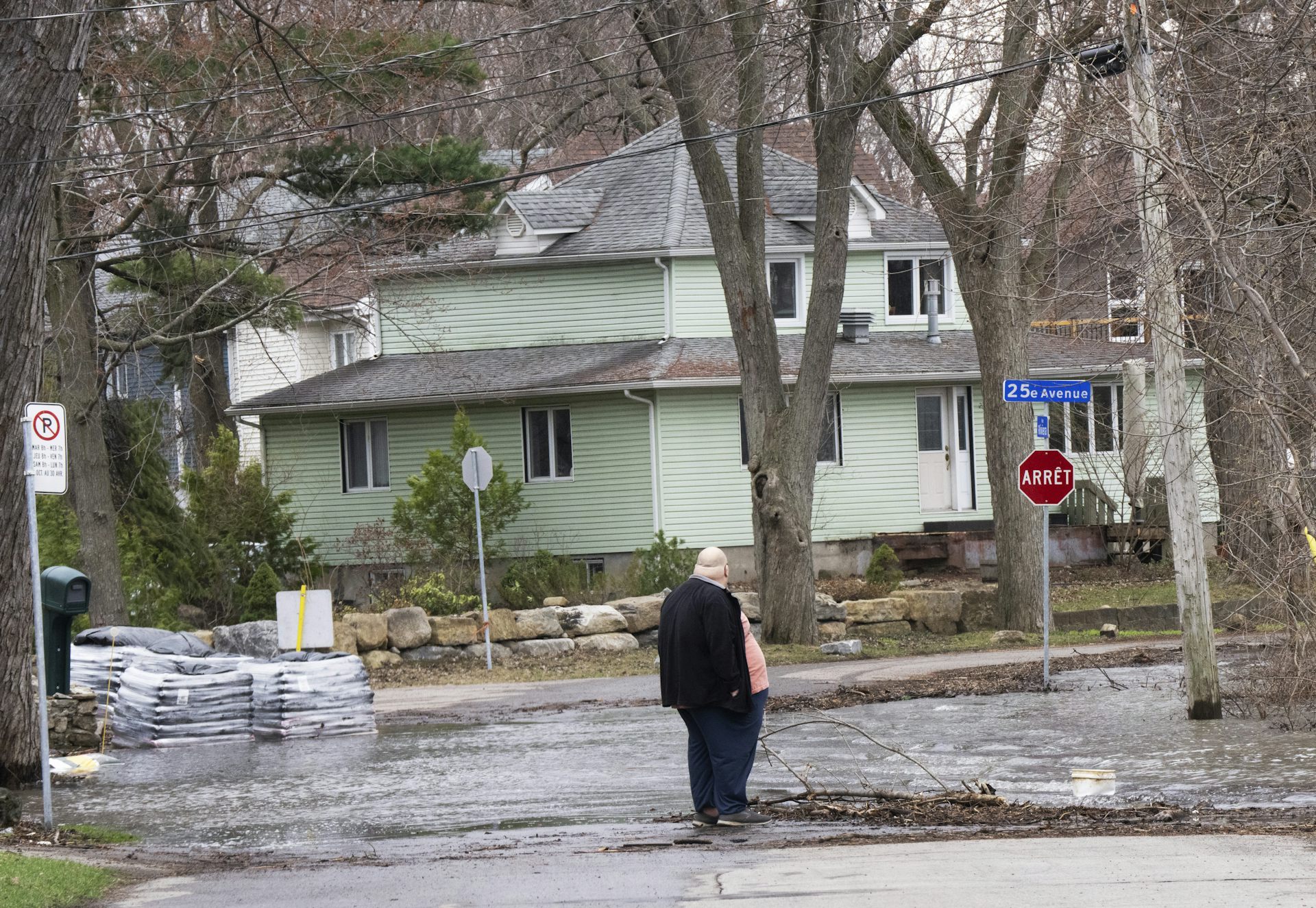 Un homme regarde une rue inondée