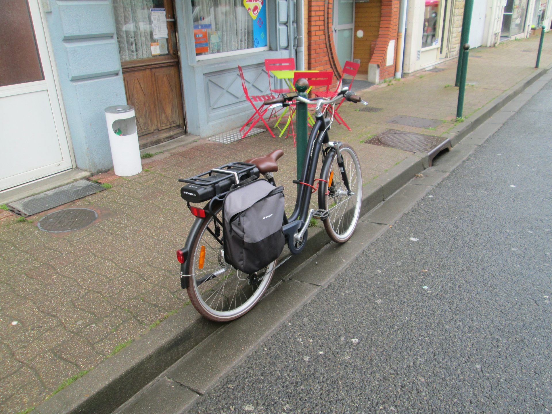 Le vélo de Jeanne, septuagénaire, attaché sans trop de précaution devant un café du bourg auvergnat où elle réside depuis toujours